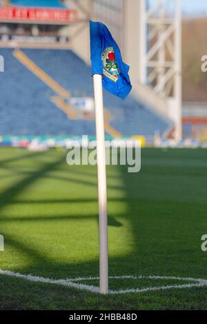 Blackburn, Großbritannien. 18th Dez 2021. Blackburn Rovers-Eckflagge.das EFL Sky Bet Championship-Spiel zwischen Blackburn Rovers und Birmingham City am 18. Dezember 2021 im Ewood Park, Blackburn, England. Foto von Mike Morese.nur zur redaktionellen Verwendung, Lizenz für kommerzielle Nutzung erforderlich. Keine Verwendung bei Wetten, Spielen oder Veröffentlichungen einzelner Clubs/Vereine/Spieler. Kredit: UK Sports Pics Ltd/Alamy Live Nachrichten Stockfoto