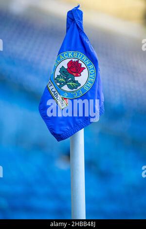 Blackburn, Großbritannien. 18th Dez 2021. Blackburn Rovers-Eckflagge.das EFL Sky Bet Championship-Spiel zwischen Blackburn Rovers und Birmingham City am 18. Dezember 2021 im Ewood Park, Blackburn, England. Foto von Mike Morese.nur zur redaktionellen Verwendung, Lizenz für kommerzielle Nutzung erforderlich. Keine Verwendung bei Wetten, Spielen oder Veröffentlichungen einzelner Clubs/Vereine/Spieler. Kredit: UK Sports Pics Ltd/Alamy Live Nachrichten Stockfoto