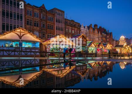 Der Weihnachtsmarkt von Nottingham und festliche Attraktionen im Stadtzentrum. Der Weihnachtsbaum am Old Market Square ist ein Punkt für die Weihnachtsveranstaltungen der Stadt. Stockfoto