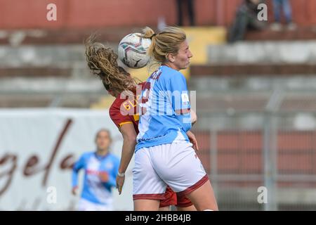 Pomigliano, Italien. 18th Dez 2021. Gaia Apicella (2) Pomigliano Calcio Femminile - Benedetta Glionna (18) ALS Roma Femminile während des italienischen Fußballspiels Coppa Italia Women 2021/2022 zwischen Pomigliano Femminile und Roma Femminile am 18. Dezember 2021 im Stadion Ugo Gobbato in Pomigliano Italien Quelle: Live Media Publishing Group/Alamy Live News Stockfoto