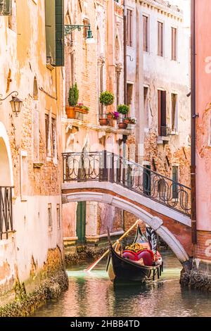 Enger Kanal und Gondel in Venedig, Venetien, Italien Stockfoto