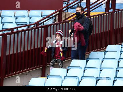 Birmingham, Großbritannien, 18th. Dezember 2021. Die Fans verlassen das Spiel, nachdem das Spiel wegen einer erhöhten Anzahl positiver Covid-19-Testergebnisse im Kader der Aston Villa verschoben wurde. Während des Premier League-Spiels in Villa Park, Birmingham. Bildnachweis sollte lauten: Darren Staples / Sportimage Credit: Sportimage/Alamy Live News Stockfoto