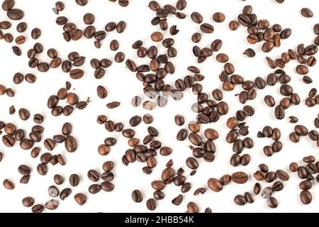 Draufsicht auf Kaffeebohnen auf weißem Hintergrund verstreut. Stockfoto