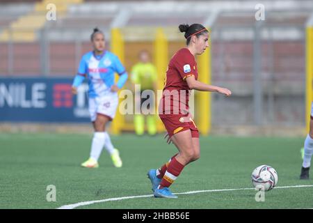 Pomigliano, Italien. 18th Dez 2021. Claudia Ciccotti (16) ALS Roma Femminile während des italienischen Fußballspiels Coppa Italia Women 2021/2022 zwischen Pomigliano Femminile und Roma Femminile am 18. Dezember 2021 im Stadion Ugo Gobbato in Pomigliano Italien Quelle: Live Media Publishing Group/Alamy Live News Stockfoto