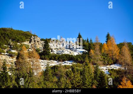 WWI, Corno di Campobianco 2044 m.s.l.m., Venetien, Italien. Imposanter österreichisch-ungarischer taktischer Logistikkomplex, der den seitlichen Zugang zum Val Galmarara zur italienischen Armee verbietet. Stockfoto