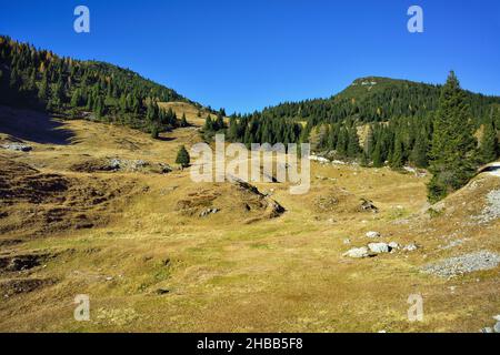 WWI, Corno di Campobianco 2044 m.s.l.m., Venetien, Italien. Imposanter österreichisch-ungarischer taktischer Logistikkomplex, der den seitlichen Zugang zum Val Galmarara zur italienischen Armee verbietet. Stockfoto