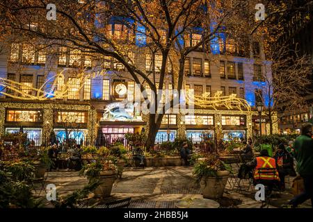 New York City, New York, USA - 15. Dezember 2021: Ansicht des Kaufhauses Macy's im Herald Square in Midtown Manhattan mit historischem Weihnachtsfenster Stockfoto