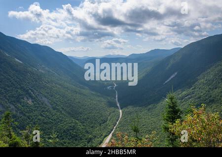 Ein Blick auf die Landschaft von Crawford Notch von einem Gipfel des Mount Willard in der weißen Bergregion Bretton Woods, New Hampshire. Stockfoto