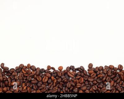 Kaffeebohnen-Ränder aus gerösteten Kaffeebohnen. Draufsicht, Nahaufnahme, Textort. Leer für Text. Stockfoto