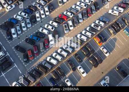 Autos auf dem Parkplatz Luftaufnahme Stockfoto