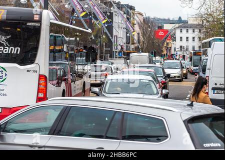 Cork, Irland. 18th Dez 2021. Das Stadtzentrum von Cork war am letzten Samstag vor Weihnachten sehr voll. Tausende von Menschen gingen in die Geschäfte, um Weihnachtsgeschenke zu kaufen, und der Verkehr war überall in der Stadt stationär. Quelle: AG News/Alamy Live News Stockfoto