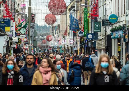 Cork, Irland. 18th Dez 2021. Das Stadtzentrum von Cork war am letzten Samstag vor Weihnachten sehr voll. Tausende von Menschen gingen in die Geschäfte, um Weihnachtsgeschenke zu kaufen, und der Verkehr war überall in der Stadt stationär. Quelle: AG News/Alamy Live News Stockfoto