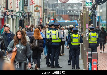 Cork, Irland. 18th Dez 2021. Das Stadtzentrum von Cork war am letzten Samstag vor Weihnachten sehr voll. Tausende von Menschen gingen in die Geschäfte, um Weihnachtsgeschenke zu kaufen, und der Verkehr war überall in der Stadt stationär. Quelle: AG News/Alamy Live News Stockfoto