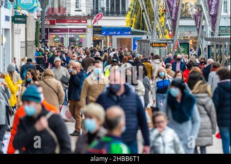 Cork, Irland. 18th Dez 2021. Das Stadtzentrum von Cork war am letzten Samstag vor Weihnachten sehr voll. Tausende von Menschen gingen in die Geschäfte, um Weihnachtsgeschenke zu kaufen, und der Verkehr war überall in der Stadt stationär. Quelle: AG News/Alamy Live News Stockfoto