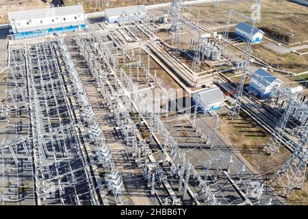 Luftaufnahme des Umspannwerks für die elektrische Transformation Stockfoto