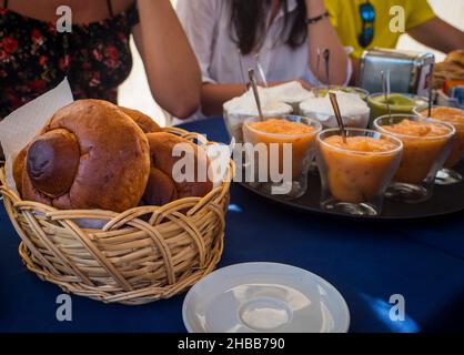 Sizilianische Granita, Slush, mit traditionellem Gebäck im Korb Stockfoto