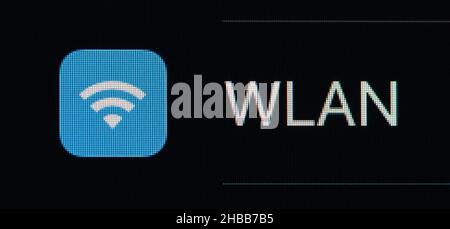 Villingen Schwenningen, Deutschland. 14th Dez 2021. Das Wort WLAN ist auf dem Display eines iPhone SE zu sehen. Kredit: Silas Stein//dpa/Alamy Live Nachrichten Stockfoto