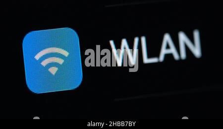 Villingen Schwenningen, Deutschland. 14th Dez 2021. Das Wort WLAN ist auf dem Display eines iPhone SE zu sehen. Kredit: Silas Stein//dpa/Alamy Live Nachrichten Stockfoto