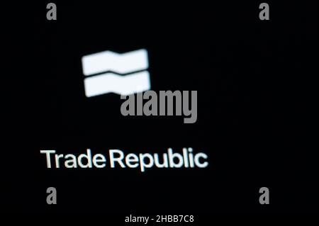 Villingen Schwenningen, Deutschland. 14th Dez 2021. Das Logo der Trade Republic ist auf dem Bildschirm eines iPhone SE zu sehen. Kredit: Silas Stein//dpa/Alamy Live Nachrichten Stockfoto