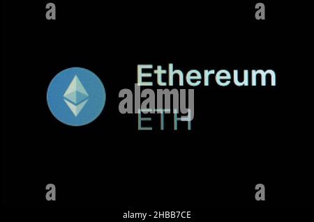 Villingen Schwenningen, Deutschland. 14th Dez 2021. Das Kryptowährung-Logo von Ethereum (ETH) ist auf der Handelsplattform Coinbase zu sehen. Kredit: Silas Stein//dpa/Alamy Live Nachrichten Stockfoto