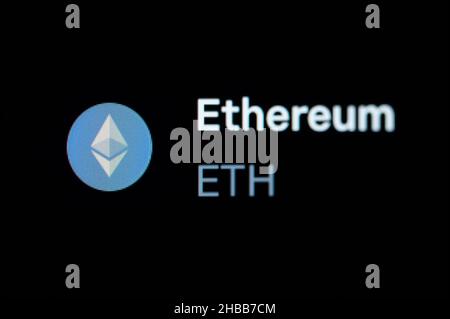 Villingen Schwenningen, Deutschland. 14th Dez 2021. Das Kryptowährung-Logo von Ethereum (ETH) ist auf der Handelsplattform Coinbase zu sehen. Kredit: Silas Stein//dpa/Alamy Live Nachrichten Stockfoto