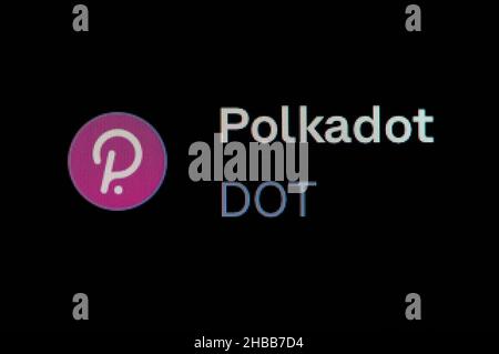 Villingen Schwenningen, Deutschland. 14th Dez 2021. Das Kryptowährung-Logo von Polkadot (DOT) ist auf der Coinbase-Handelsplattform zu sehen. Kredit: Silas Stein//dpa/Alamy Live Nachrichten Stockfoto