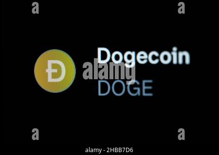 Villingen Schwenningen, Deutschland. 14th Dez 2021. Das Logo der Kryptowährung Dogecoin (DOGE) ist auf der Handelsplattform Coinbase zu sehen. Kredit: Silas Stein//dpa/Alamy Live Nachrichten Stockfoto