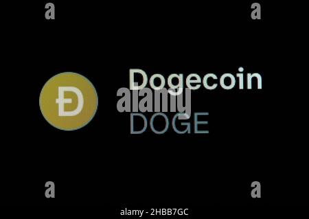 Villingen Schwenningen, Deutschland. 14th Dez 2021. Das Logo der Kryptowährung Dogecoin (DOGE) ist auf der Handelsplattform Coinbase zu sehen. Kredit: Silas Stein//dpa/Alamy Live Nachrichten Stockfoto