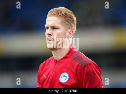 Ben Amos von Wigan Athletic macht sich vor dem Start während des ersten Spiels der Sky Bet League im Kassam Stadium, Oxford, warm. Bilddatum: Samstag, 18. Dezember 2021. Stockfoto