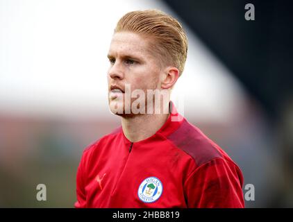 Ben Amos von Wigan Athletic macht sich vor dem Start während des ersten Spiels der Sky Bet League im Kassam Stadium, Oxford, warm. Bilddatum: Samstag, 18. Dezember 2021. Stockfoto