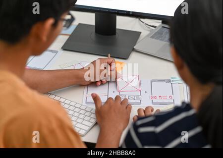 UX , UI Grafik Designer Team Zeichnung Anwendung für Smartphone. Stockfoto