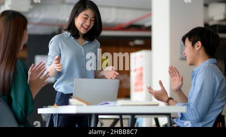 Die junge Frau präsentierte die Ergebnisse in Form von Videokonferenzen und lobte das Team. Stockfoto