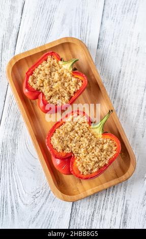 Gebackene vegetarische Quinoa gefüllte rote Paprika Stockfoto