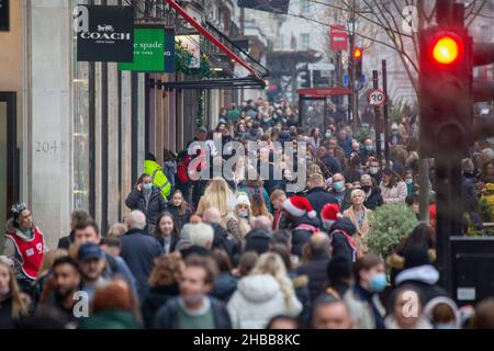 London, Großbritannien. 18th Dez 2021. Tausende von Weihnachtseinkäufern schwärmten im Londoner West End, trotz der Rekordwerte von Covid-19-Infektionen im Vereinigten Königreich. (Bild: © Tayfun Salci/ZUMA Press Wire) Stockfoto