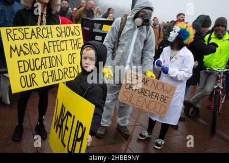 Glasgow, Großbritannien, 18th. Dezember 2021. Schottland gegen die Lockdown-Kundgebung, die während der Coronavirus-Pandemie Covid-19 gegen Impfstoffe, Gesichtsmasken und Sperrbestimmungen protestiert, findet am 18. Dezember 2021 auf Glasgow Green in Glasgow, Schottland, statt. Foto: Jeremy Sutton-Hibbert/ Alamy Live News. Stockfoto