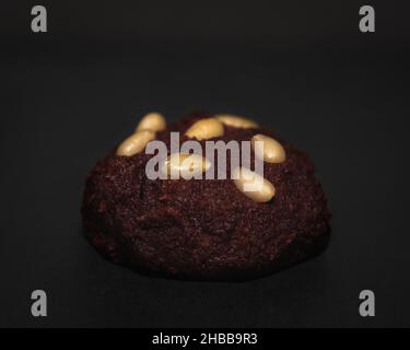 Rote Bete Johannisbrot Cookie mit Pinienkernen und Schokoladentropfen, gesunde glutenfreie Lebensmittel Stockfoto