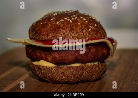 Glutenfreier veganer Burger und Käse in Keto-Brötchen, vegetarische Gerichte Stockfoto