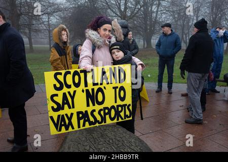 Glasgow, Großbritannien, 18th. Dezember 2021. Schottland gegen die Lockdown-Kundgebung, die während der Coronavirus-Pandemie Covid-19 gegen Impfstoffe, Gesichtsmasken und Sperrbestimmungen protestiert, findet am 18. Dezember 2021 auf Glasgow Green in Glasgow, Schottland, statt. Foto: Jeremy Sutton-Hibbert/ Alamy Live News. Stockfoto