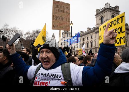 London, Großbritannien. 18th Dez 2021. Ein Protestler schreit, als die Polizei auf Demonstranten einmarschiert. Tausende von Menschen protestieren gegen die letzten COVID19 Beschränkungen. Demonstranten vereinen sich für die Freiheit und marschieren durch die Stadt, um der Regierung zu zeigen, dass sie kein Vertrauen in ihre Führung haben. Kredit: Andy Barton/Alamy Live Nachrichten Stockfoto