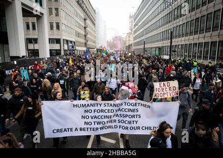 London, Großbritannien. 18th Dez 2021. Demonstranten marschieren durch die Stadt. Tausende von Menschen protestieren gegen die letzten COVID19 Beschränkungen. Demonstranten vereinen sich für die Freiheit und marschieren durch die Stadt, um der Regierung zu zeigen, dass sie kein Vertrauen in ihre Führung haben. Kredit: Andy Barton/Alamy Live Nachrichten Stockfoto