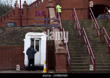 Birmingham, England, 18th. Dezember 2021. Ein Programmverkäufer schließt seinen Stand, nachdem das Spiel verschoben wurde, weil die Anzahl der positiven Covid-19-Testergebnisse im Kader der Aston Villa während des Premier League-Spiels in Villa Park, Birmingham, zunahm. Bildnachweis sollte lauten: Darren Staples / Sportimage Stockfoto