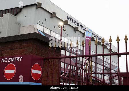 Birmingham, England, 18th. Dezember 2021. Ein No-Entry-Schild außerhalb von Villa Park nach dem Spiel wurde verschoben, da die Anzahl der positiven Covid-19-Testergebnisse im Kader der Aston Villa erhöht wurde. Während des Premier League-Spiels in Villa Park, Birmingham. Bildnachweis sollte lauten: Darren Staples / Sportimage Stockfoto