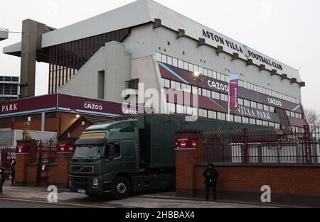 Birmingham, England, 18th. Dezember 2021. Ein Lastwagen des Fernsehsenders wird nach der Verschiebung des Spiels aus dem Boden getrieben, da die Anzahl der positiven Covid-19-Testergebnisse im Kader der Aston Villa während des Spiels der Premier League in Villa Park, Birmingham, zunahm. Bildnachweis sollte lauten: Darren Staples / Sportimage Stockfoto