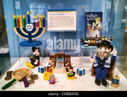 Rochester, New York, USA. 16. Dezember 2021. Der Mensch auf einer Bank im Strong National Museum of Play in Rochester, New York Stockfoto