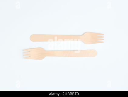 Einweg-Holzgabeln auf weißem Hintergrund. Besteck aus natürlichen Materialien Stockfoto