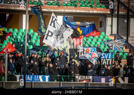 Cosenza, Italien. 18th Dez, 2021. Fans von Pisa während Cosenza Calcio vs AC Pisa, Italienische Fußball-Serie B Spiel in Cosenza, Italien, Dezember 18 2021 Kredit: Unabhängige Fotoagentur/Alamy Live News Stockfoto