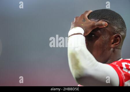 Leipzig, Deutschland. 18th Dez 2021. Fußball: Bundesliga, Matchday 17, RB Leipzig - Arminia Bielefeld in der Red Bull Arena. Der Leipziger Nordi Mukiele hält sich nach einer Kollision während eines Kopfzeilenduells den Kopf. Kredit: Jan Woitas/dpa-Zentralbild/dpa - WICHTIGER HINWEIS: Gemäß den Bestimmungen der DFL Deutsche Fußball Liga und/oder des DFB Deutscher Fußball-Bund ist es untersagt, im Stadion und/oder vom Spiel aufgenommene Fotos in Form von Sequenzbildern und/oder videoähnlichen Fotoserien zu verwenden oder zu verwenden./dpa/Alamy Live News Stockfoto