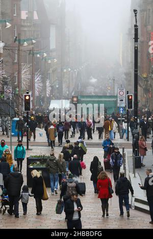 Glasgow, Großbritannien. 18th Dez 2021. Am letzten Shopping-Samstag vor Weihnachten, mit einer weiteren Sperre, die das frostige, neblige Wetter ignoriert, waren die Käufer in der Buchanan Street im Stadtzentrum von Glasgow in Kraft. Kredit: Findlay/Alamy Live Nachrichten Stockfoto