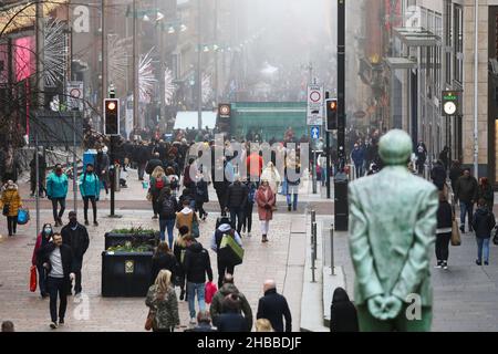 Glasgow, Großbritannien. 18th Dez 2021. Am letzten Shopping-Samstag vor Weihnachten, mit einer weiteren Sperre, die das frostige, neblige Wetter ignoriert, waren die Käufer in der Buchanan Street im Stadtzentrum von Glasgow in Kraft. Kredit: Findlay/Alamy Live Nachrichten Stockfoto