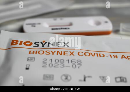 Viersen, Deutschland - Dezember 9. 2021: Nahaufnahme des Biosynthex Rapid nasal Antigen Covid 19 Selbsttestkit auf Holztisch Stockfoto